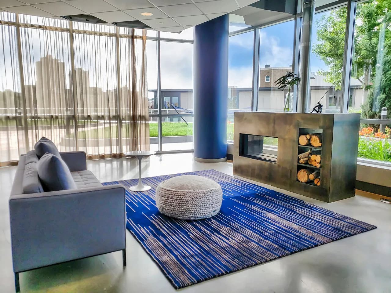 interior-fireplacelounge